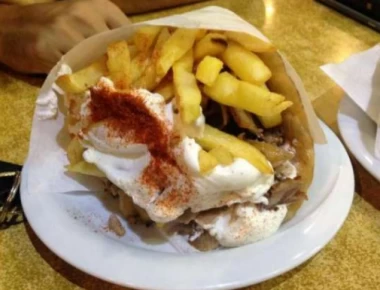 «Βάζει κάτω» το πιτόγυρο: Το πρόχειρο φαγητό του καλοκαιριού που κανείς δεν μπορεί να του αντισταθεί